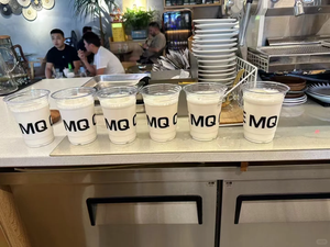 แก้วกาแฟกระดาษลูกฟูกแบบใช้แล้วทิ้ง ย่อยสลายได้เองตามธรรมชาติ ขนาด 90 มม. แบบกำหนดเองได้ พร้อมโลโก้แบบกำหนดเอง ฝาปิดสองชั้น และปลอกหุ้มแบบกำหนดเองได้ - Product Image 5