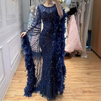 Serene Hill LA72708A Übergröße Rotes Abendkleid mit O-Ausschnitt, Meerjungfrauen-Silhouette, Perlen und Federn, Formelle Partykleider für Damen
