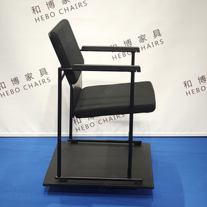 Silla de conferencia Manwa Expo HB366 negra apilable con reposabrazos para uso en reuniones y aulas - Product Image 1