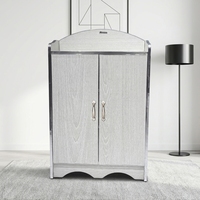 Meuble à chaussures moderne en bois pour intérieur, avec portes doubles et garniture argentée, rangement multi-niveaux pour salons/salles à manger