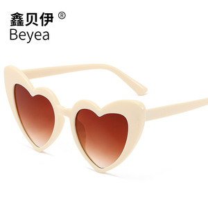 Lunettes de soleil Beyea en forme de cœur, monture noire, charnières métalliques, design tendance pour les activités de plein air - Product Image 2