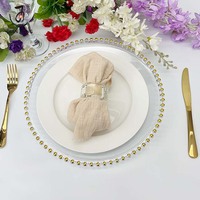 Assiettes de présentation rondes décoratives en plastique transparent de 33 cm (13 pouces) avec perles roses, blanches, argentées et dorées pour restaurant, mariage, vente en gros