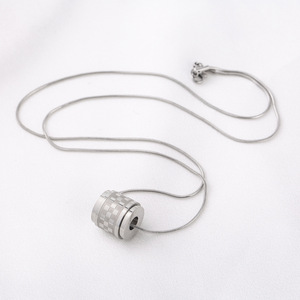 สร้อยคอจี้ตะแกรงหมุนได้สแตนเลสสตีล ดีไซน์เรขาคณิต แฟชั่นเครื่องประดับสำหรับทุกเพศ - Product Image 3