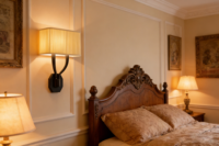 Applique murale LED moderne en tissu avec abat-jour plissé – Luminaire mural à intensité variable avec bras métallique en Y unique pour couloir d'hôtel, chambre et salon