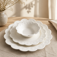 Service de table en céramique vintage français à bord festonné et gaufré, assiettes et bols en porcelaine blanche avec logo personnalisé, vente en gros directe d'usine