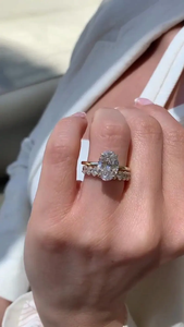Anillo de Compromiso con Diamante Ovalado Cultivado en Laboratorio, Inspirado en el Horizonte de Nueva York, Certificado IGI, E VS1, Oro Blanco de 14K, con Detalle del Empire Building - Product Image 4