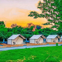Tente de glamping beige quatre saisons à deux étages en toile imperméable, tente de safari de luxe pour hôtel