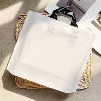 Sac à provisions refermable en plastique PE à la mode Offre Spéciale avec poignée épaisse découpée pour l'emballage de vêtements