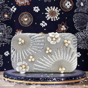 Bolso de estilo árabe con caligrafía, bolso de mano acrílico con caligrafía árabe, bolso de mano con incrustaciones de nácar. - Product Image 3