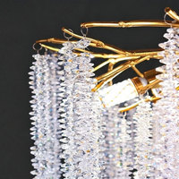 Lustre cascade long sur mesure en cristal avec finition dorée pour villas duplex et projets de foyers à plafonds hauts