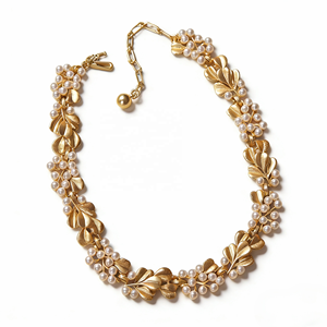 قلادة بيلا فيفا الكلاسيكية بتصميم أوراق الجنكو مع حبات لؤلؤ صناعية، سلسلة قابلة للتعديل مطلية بالذهب النقي للنساء - Product Image 2