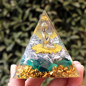 พระพุทธรูปนั่งทรงพีระมิดเรซิ่นคริสตัลอีพ็อกซี่ประดับตกแต่งบ้านด้วยมาลาไคต์ งานฝีมือเรซิ่นสำหรับตั้งโต๊ะ - Product Image 3