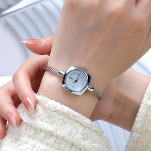 Montre à quartz pour femme, bracelet tressé de style cygne délicat, spéciale Noël - Product Image 6