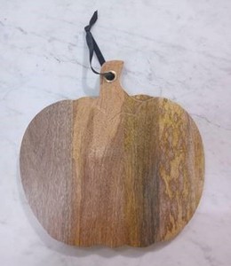 Planche à découper en bois en forme de citrouille avec surface polie, fabriquée à la main pour la découpe de viande, de légumes et de fruits. - Product Image 5