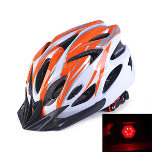 Casque de vélo intégré monobloc avec feu arrière intégré pour la sécurité des VTT et des vélos de route, également adapté aux motos - Product Image 1