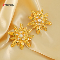 Boucles d'oreilles clous fleuris ornées de perles, style européen et américain, en acier inoxydable plaqué or 18 carats pour femme - Collection 2024