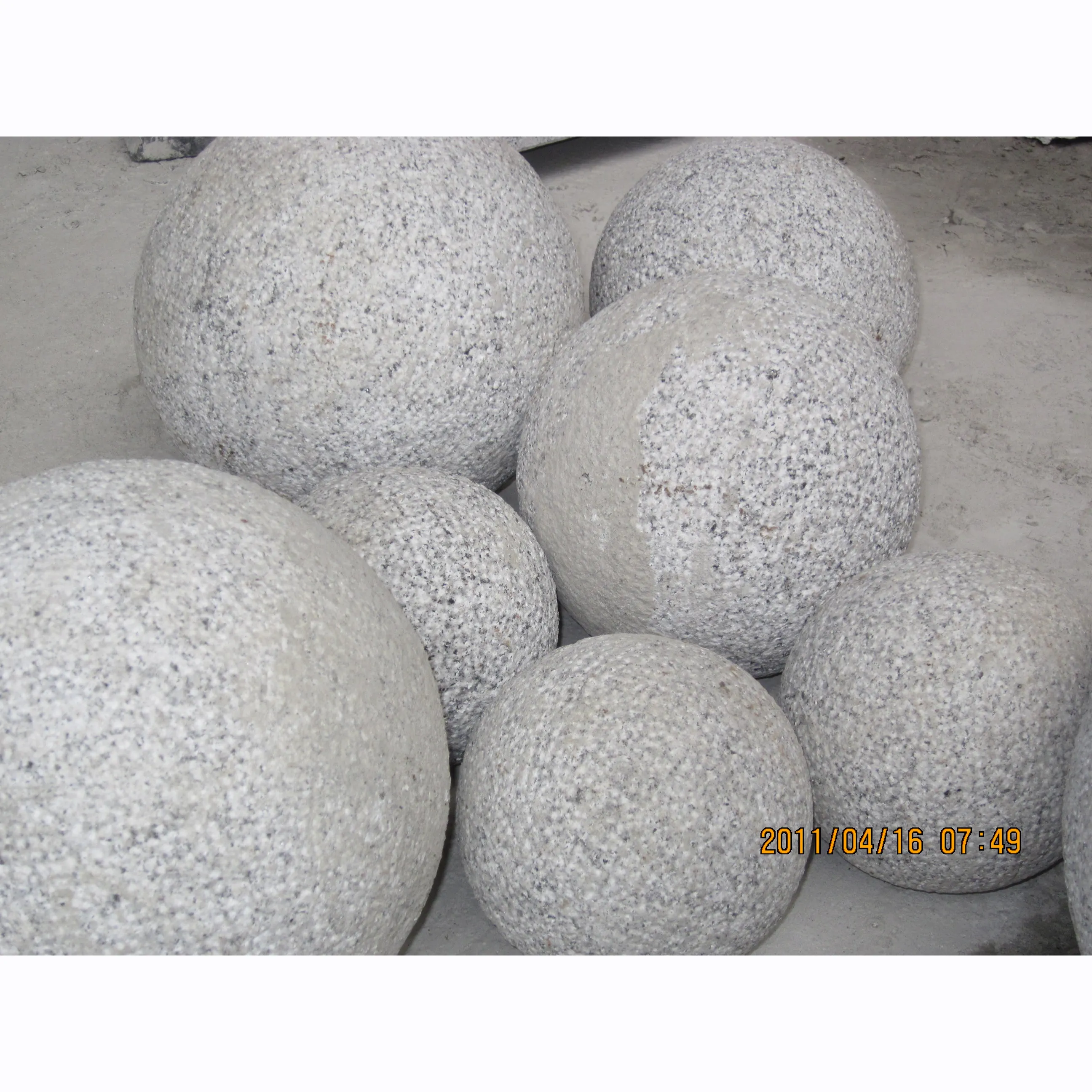 大きな屋外装飾ガーデンブッシャーマー花崗岩石ボール球