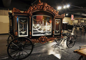 Carroza Fúnebre Eléctrica de Lujo con Ataúd de Cristal de Color Personalizado para Venta al por Mayor a Funerarias Globales - Product Image 4