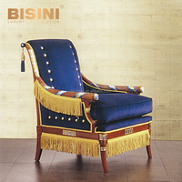 Chaise royale classique impériale en bois sculpté doré, rembourrée de tissus à motifs fantaisistes