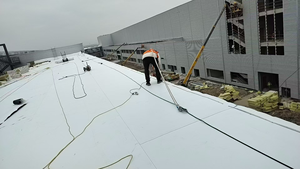 Rouleau de membrane de toiture TPO autocollante avec apprêt, homogène, haute résistance, écologique, pour les toitures et les bassins de bâtiments - Product Image 6