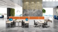 Poste de travail moderne avec écran multi-postes, combinaison de bureaux modulaires, cloison de séparation pour bureau