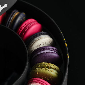 Tùy Chỉnh Sang Trọng Sô Cô La Hộp Với 3D Khuôn Thực Phẩm Vòng Hình Thức Cho Macarons Logo Dập Nổi Cán Bóng Có Thể Tái Chế Cứng Nhắc Hộp - Product Image 5