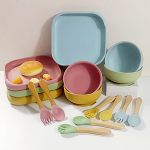 Instock bé ăn Bộ đồ ăn thiết lập 4PC Bebe Silicone ăn tấm với hút Plato yếm không thấm nước với dao kéo biểu tượng tùy chỉnh - Product Image 2