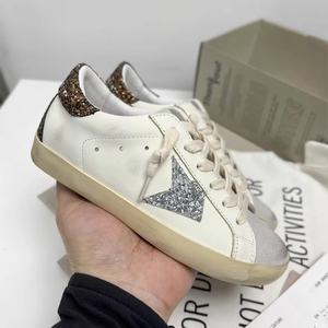 Zapatillas Blancas de Cuero Estilo 2026 - Zapatos Planos Casuales para Mujer, Zapatos con Efecto Desgastado para Hombre, Zapatos con Forma de Estrella, Zapatos para Pareja - Product Image 1