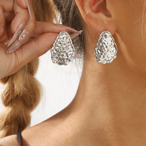 Boucles d'oreilles Design chic Texture de lave irrégulière Boucles d'oreilles pour femmes - Product Image 2