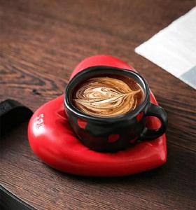 Moderno Juego de Tazas de Cerámica con Forma de Corazón, Diseño Pintado a Mano, Regalo de San Valentín - Product Image 3