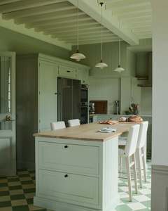Vermonhouzz Mobili da Cucina Personalizzati Stile Shaker Verde Salvia con Isola in Legno Massello e Pavimento a Scacchiera - Product Image 3