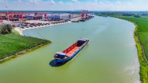 เรือบรรทุกสินค้าอเนกประสงค์ 73 เมตร คุณภาพสูง ราคาโรงงาน เรือบรรทุกสินค้าทั่วไปในแม่น้ำ เรือบรรทุกตู้คอนเทนเนอร์ เรือบรรทุกตู้คอนเทนเนอร์แบบควบคุมอุณหภูมิ - Product Image 2