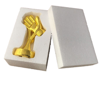 Trophée sportif personnalisé en polyrésine avec gants dorés de gardien de but de football artificiel
