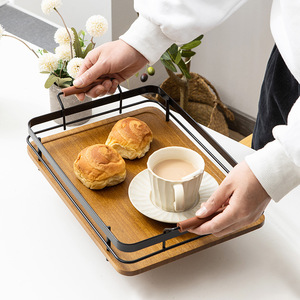 Plateau rectangulaire en bambou avec poignée en métal simple, pour servir thé, pain, fruits, usage domestique ou hôtelier - Product Image 1