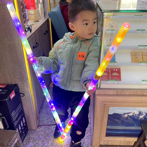 Bâton lumineux LED doré, jouet de 1 m de long, rechargeable, en plastique, avec projection musicale et éclairage intégral pour enfants - Product Image 4