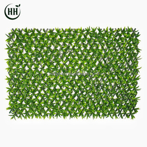 Vente en gros Décoration de jardin artificielle extensible en plastique Clôture pour plantes de type herbe avec haie de fausses feuilles Barrière de confidentialité - Product Image 4