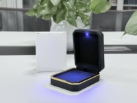 Boîte à bijoux LED noire octogonale à bord doré en gros, boîte à bijoux LED noire pour la vente au détail, boîte à bijoux LED noire octogonale à bord doré en stock