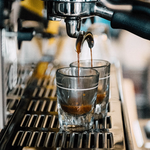 Gelas Tumbler Pernikahan Emas 20ml Custom, Gelas <span class=keywords><strong>Shot</strong></span> Transparan Personal dengan Logo Unik Desain Klasik Frosted untuk Whiskey - Product Image 5