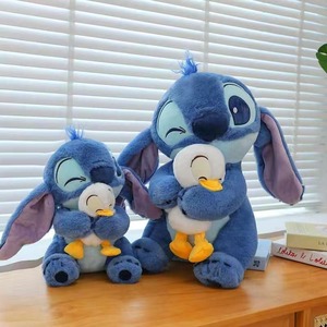 Nuovo Peluche <span class=keywords><strong>Anime</strong></span> a Forma di Anatra che Abbraccia Stitch, Morbido <span class=keywords><strong>Cuscino</strong></span> in Peluche con Imbottitura in Cotone PP, Unisex per Tutte le Età - Product Image 2