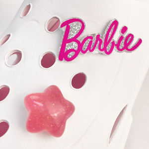 อุปกรณ์ตกแต่งรองเท้าแตะรูปกระดานโต้คลื่นสีชมพูธีมบาร์บี้จากมินิโซ สำหรับรองเท้าแตะฤดูร้อน ขายส่ง อุปกรณ์ตกแต่งรองเท้าแตะรูปโบว์รักแบบกำหนดเอง - Product Image 4