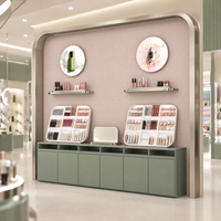 Vitrine de présentation cosmétique personnalisée complète avec étagères murales LED et comptoirs îlots pour un design moderne de magasin de beauté
