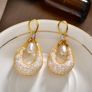 Boucles d'oreilles pendantes en alliage de zinc avec perles goutte d'eau et diamants ronds taille brillant sertis griffe, pour femme, idéales pour les soirées et la mode - Product Image 3