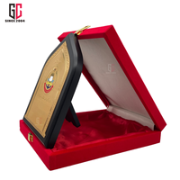 Plaque de récompense personnalisée en métal haut de gamme plaqué or avec gravure arabe, présentée dans un coffret de luxe en velours