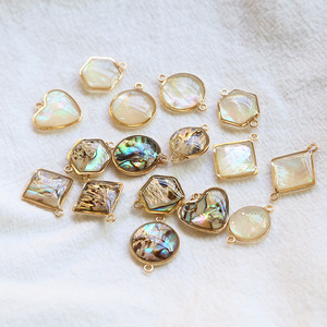 Ciondoli Connettori Naturali, Charm Rotondo Piatto in Madreperla e Conchiglia di Abalone - Product Image 2