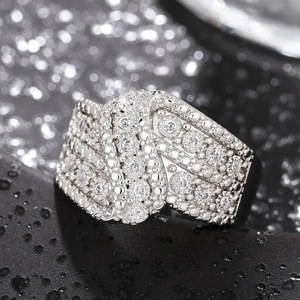 Anello curvo creativo da donna, gioiello da dito scintillante e alla moda - Product Image 2