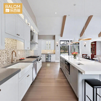 Armoires de cuisine modernes BALOM de style farmhouse blanches avec îlot central et plan de travail en quartz, armoires de cuisine en contreplaqué sur mesure RTA pour villa