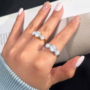 Anillo de Acero Inoxidable Chapado en Oro de 18K con Tres Circonitas - Diseño Clásico de 3 Circonitas, Joyería Versátil para Uso Diario - Product Image 6