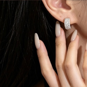 Pendientes de Aro Huggie de Oro Sólido de 18K Xinfly con Diamantes Certificados de Corte Brillante y Engaste Pavé, Banda Ancha de 0.60ct, Joyería Fina para Uso Diario - Product Image 5