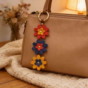 Creative PU Leather Flower-shaped Bag Accessory Pendant Fashionable Car Keychain <b>Cute</b> <b>Keyring</b> Bag Charm for Women Girls - Product Image 2