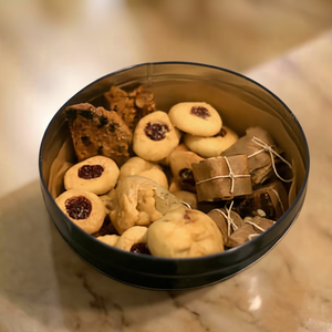 Biscuits indiens frais de qualité supérieure, assortiment varié, en conserve, avec une texture croustillante de pâtisserie, une saveur riche, des boîtes élégantes et une qualité fiable. - Product Image 1
